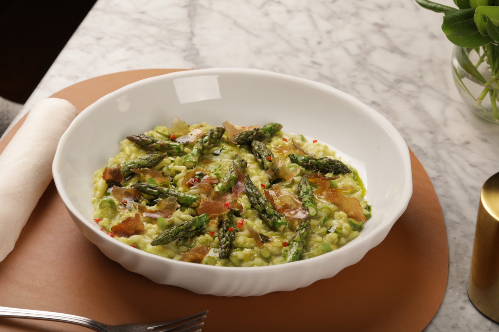 Chef Vania Krekniski assina novo menu autoral de jantar do Restaurante Trinitas