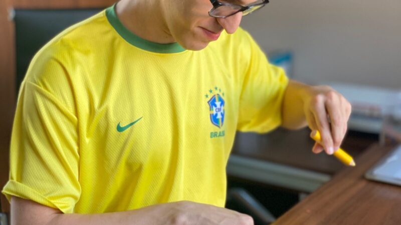 Álbum da Copa do Bukinho é relançado em 2026 com concurso criativo para crianças e adolescentes neurodivergentes