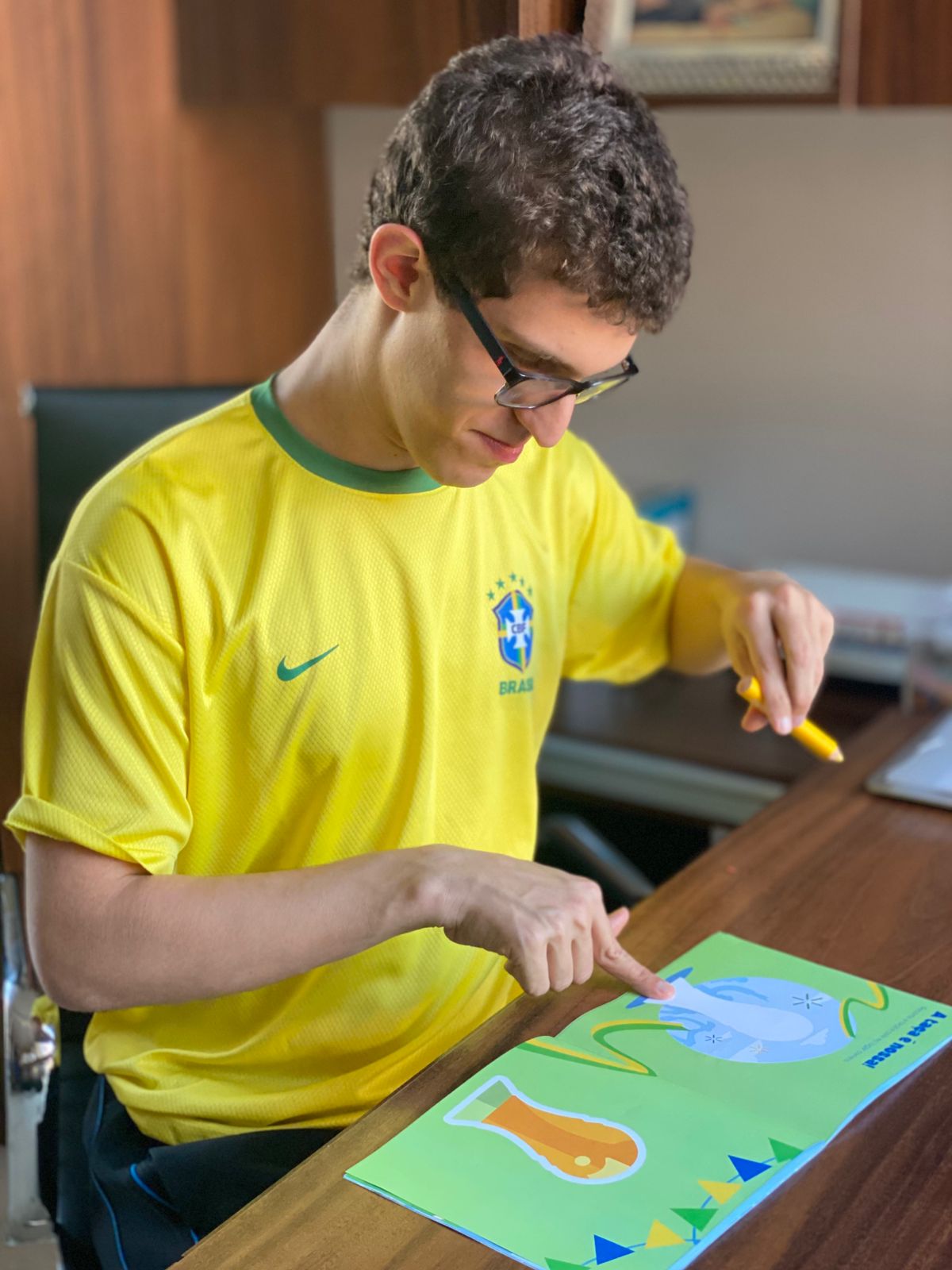 Álbum da Copa do Bukinho é relançado em 2026 com concurso criativo para crianças e adolescentes neurodivergentes