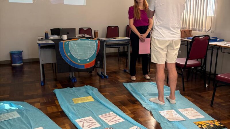 Encontro voltado ao autoconhecimento convida participantes a rever padrões e ampliar consciência emocional