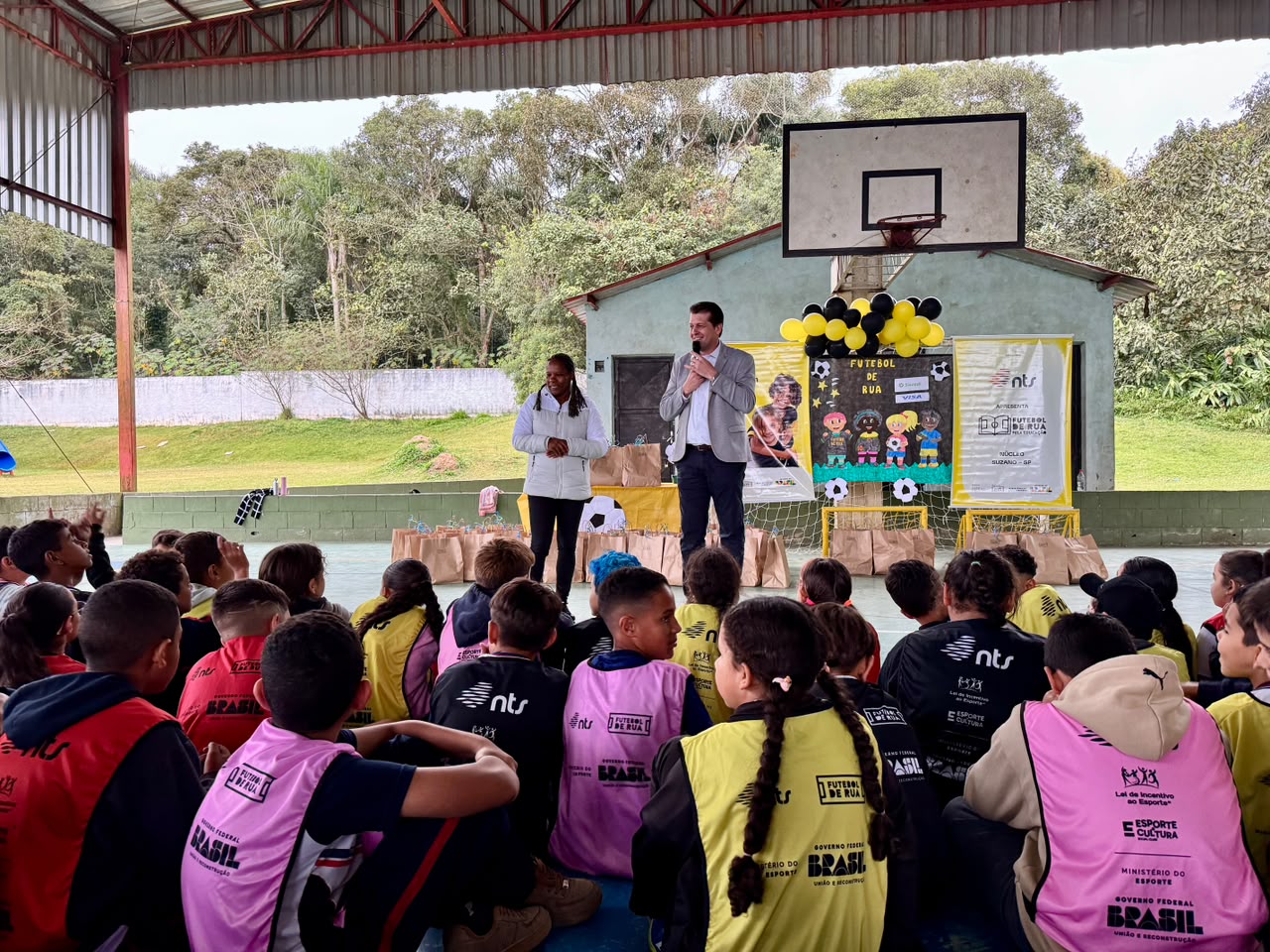 Escola de Suzano (SP) recebe ação social com ex-jogadora Formiga e incentiva crianças por meio do esporte