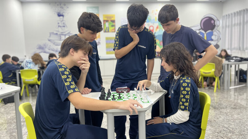 Antídoto contra as telas: escolas apostam no xadrez para ensinar estudantes a pensar