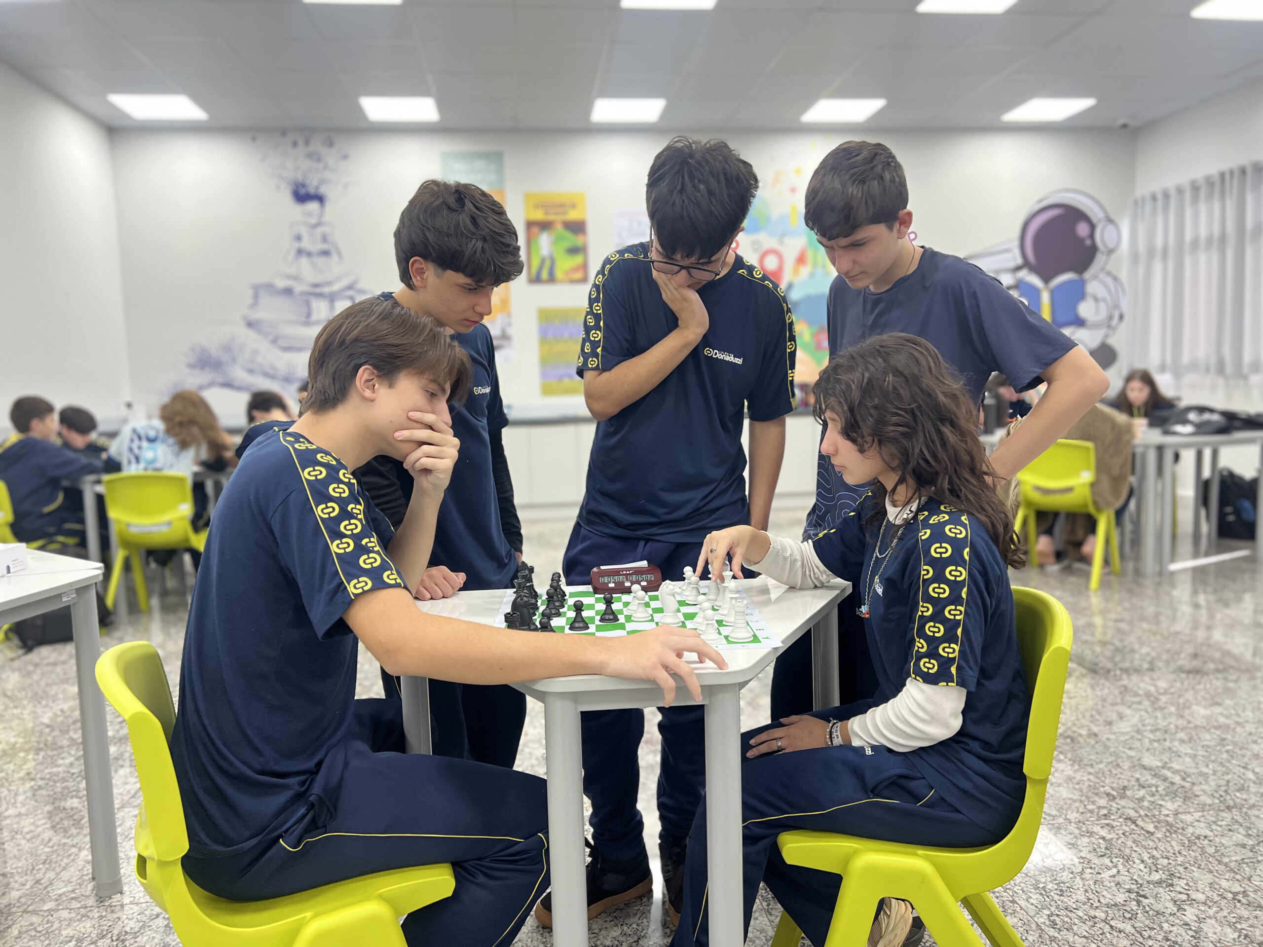 Antídoto contra as telas: escolas apostam no xadrez para ensinar estudantes a pensar