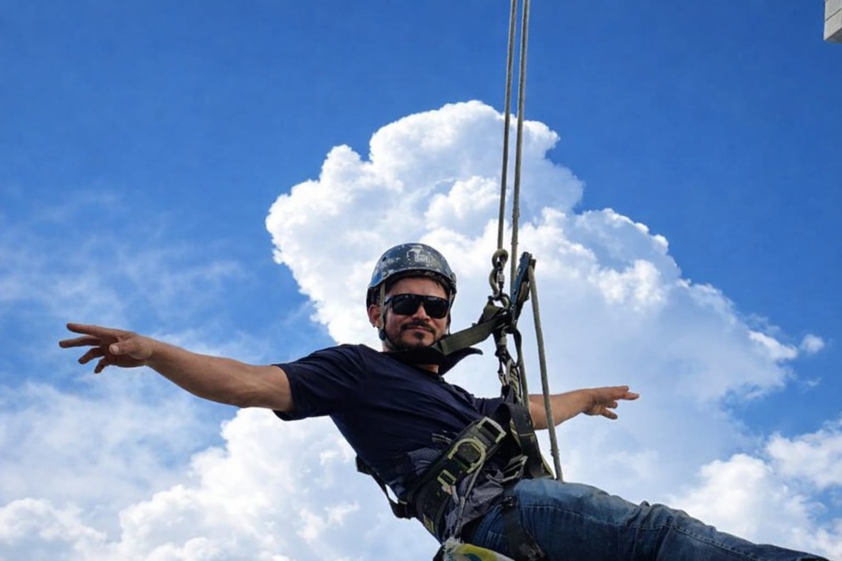 CEO participa de inspeções descendo em fachadas de prédios