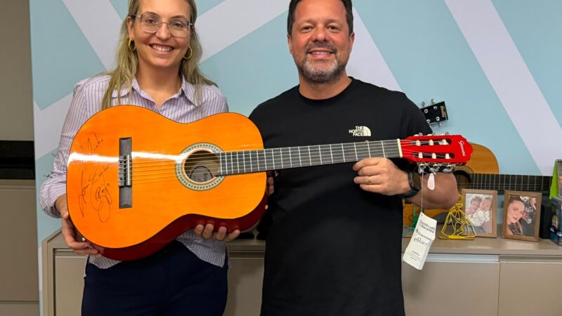 Hospital da Criança de Maringá recebe cinco toneladas de alimentos e violão autografado por Luan Santana