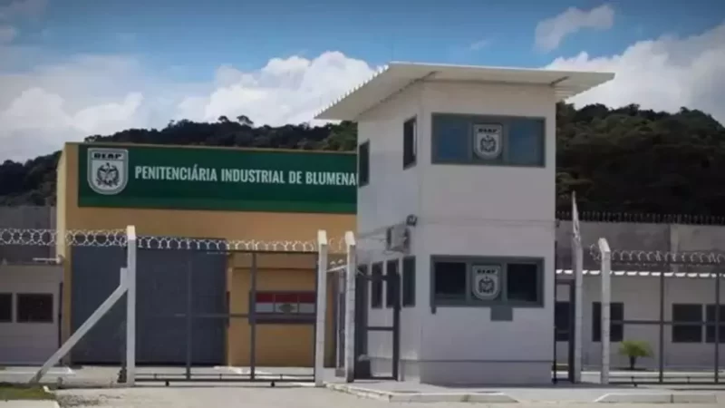 Escândalo na penitenciária: Advogada é pega em ato íntimo com preso condenado por tráfico
