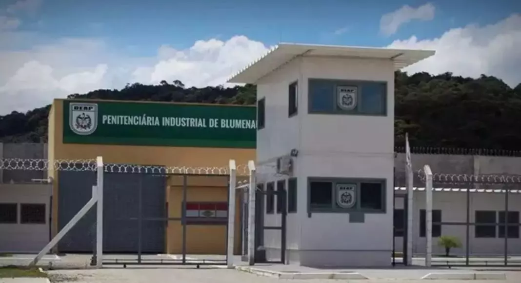 Escândalo na penitenciária: Advogada é pega em ato íntimo com preso condenado por tráfico