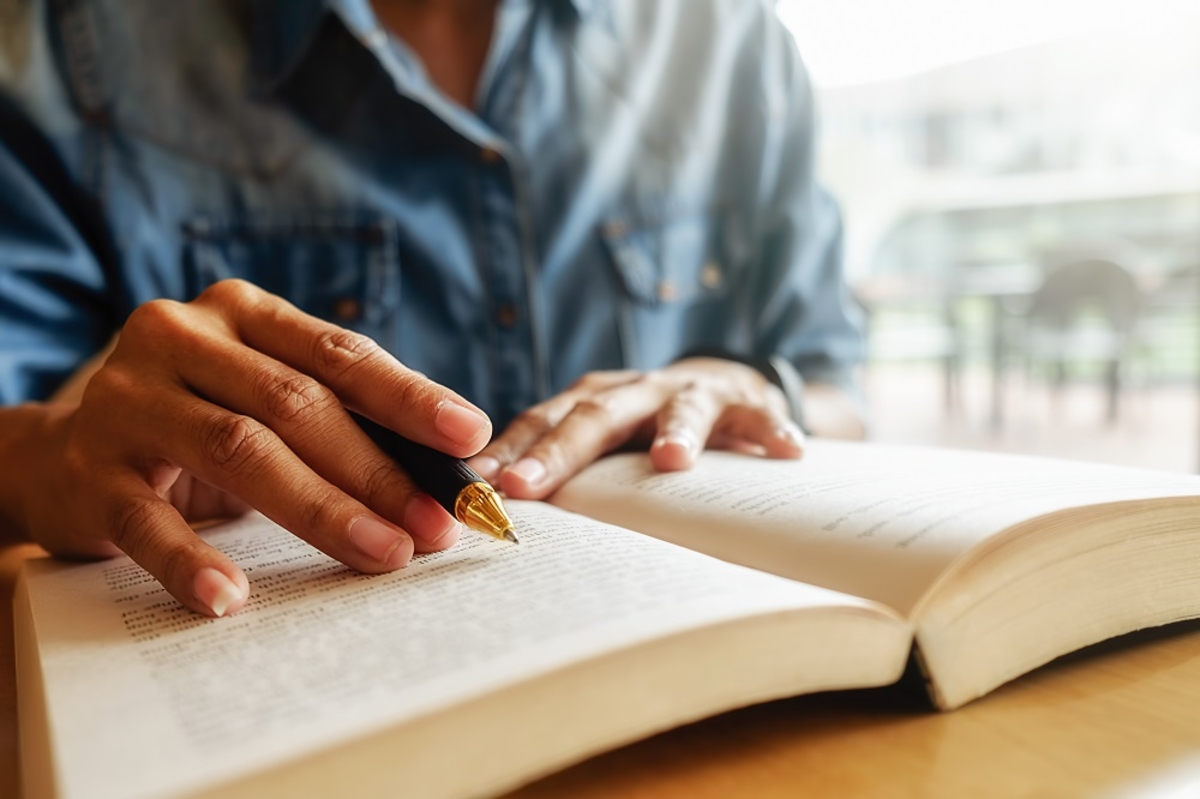 Médico mostra em livro de crônicas que ouvir também é cuidar