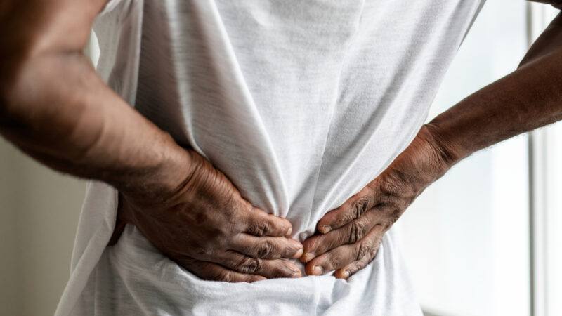 Cirurgia de coluna a laser trata hérnia sem cortes
