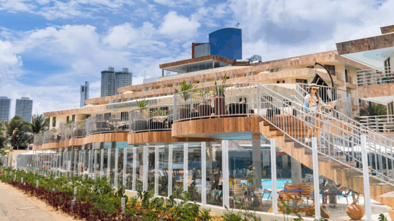 Esmeralda Praia Hotel inaugura deck suspenso em Ponta Negra