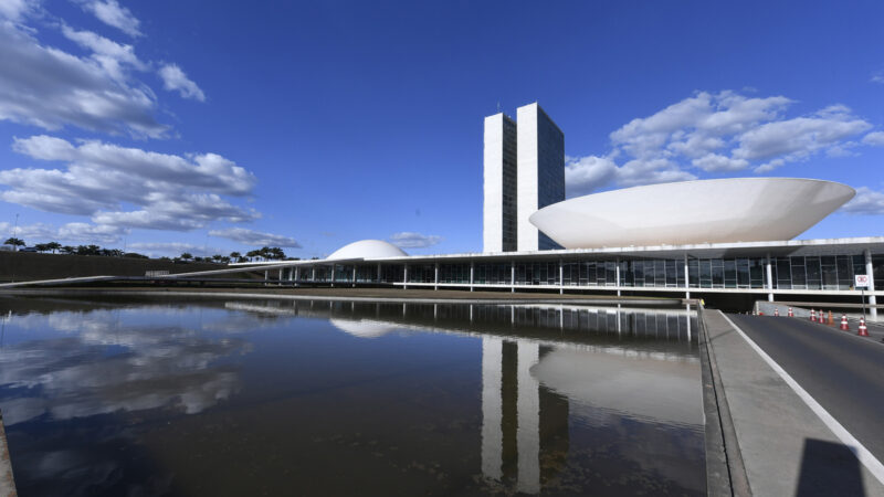 PL para distribuir médicos pelo país não avança
