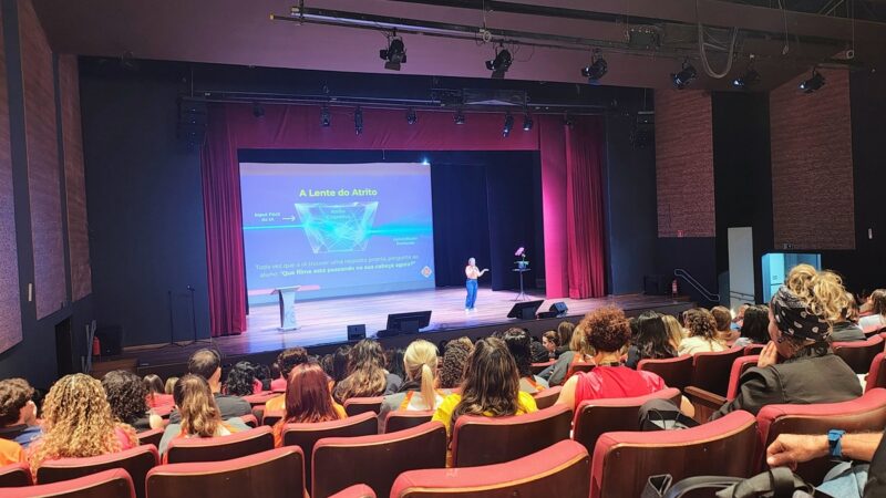 Escola de Bauru inaugura prédio com passarela e teatro