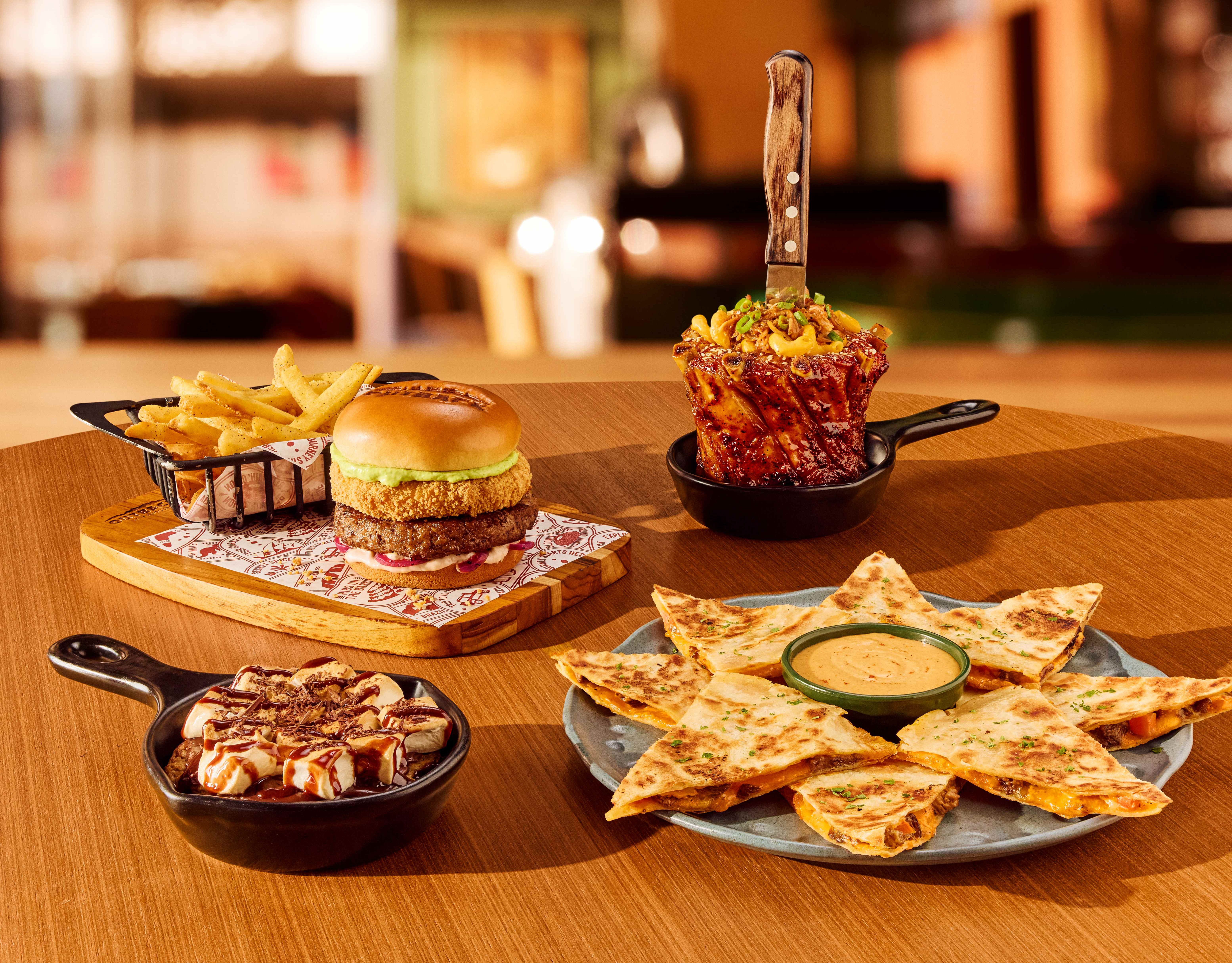 Outback atende pedidos dos consumidores e traz clássicos de volta em campanha com Dani Calabresa