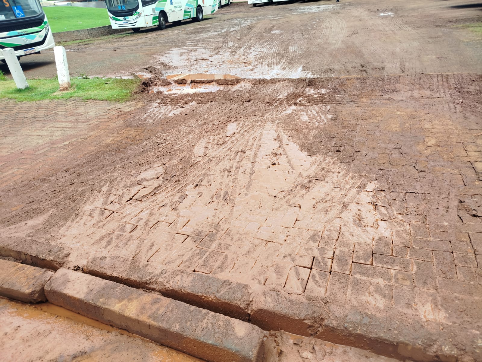 TCCC precisa agir: lama e risco aos pedestres no centro de Maringá