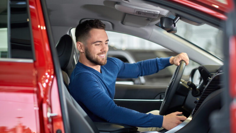 Direção segura começa antes de ligar o carro: ergonomia pode reduzir fadiga e riscos na condução