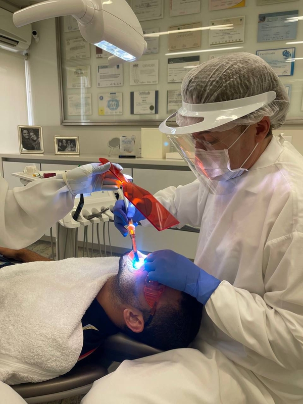 Implantes dentários para idosos: cresce foco em bem-estar