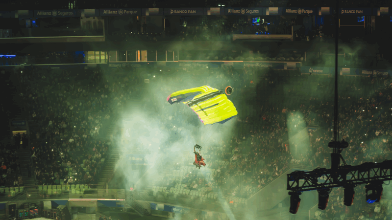Flávio Jordão realiza pouso de wingsuit dentro do Allianz Parque