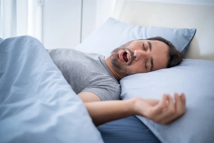 Risco de AVC aumenta em 56% em pessoas que roncam