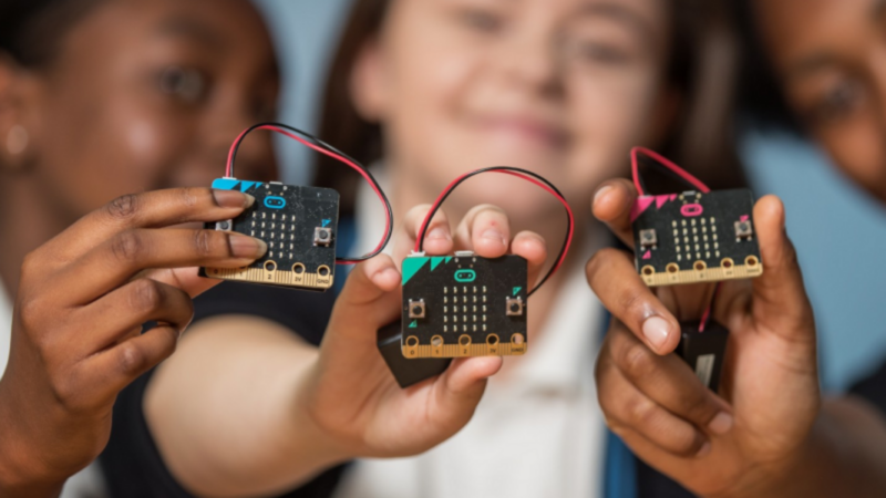 Micro:bit lança plataforma para crianças aprenderem IA