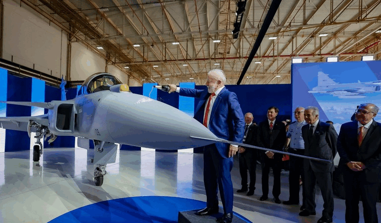 Com presença de Lula, Brasil apresenta primeiro caça supersônico produzido inteiramente no país