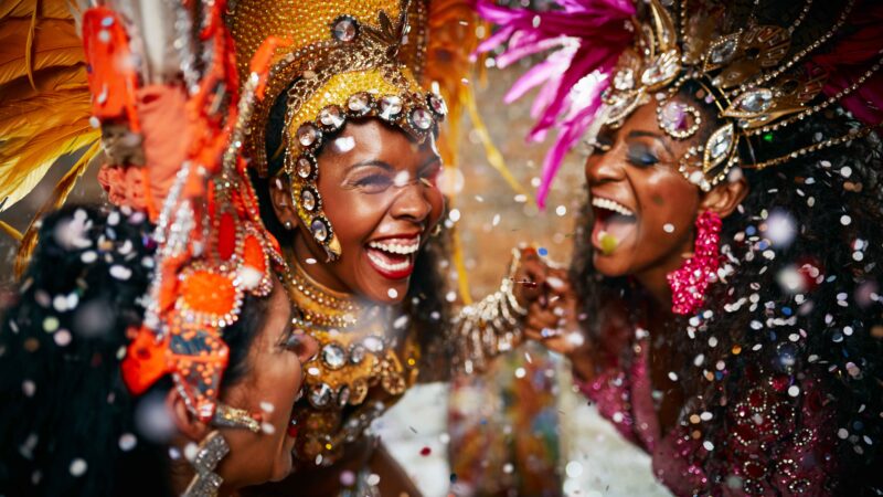 Carnaval com atenção ao sorriso: alinhadores permitem manter tratamento ortodôntico com mais conforto, segurança e tranquilidade durante a folia