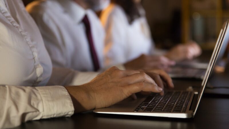 Mercado de trabalho amplia vagas com desemprego em baixa