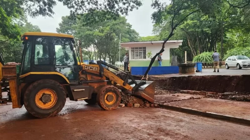 Vagner Mussio e equipe de servidores  trabalham sem parar para deixar Maringá em ordem após forte temporal deste domingo