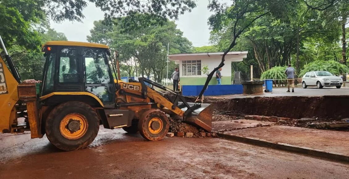 Vagner Mussio e equipe de servidores  trabalham sem parar para deixar Maringá em ordem após forte temporal deste domingo
