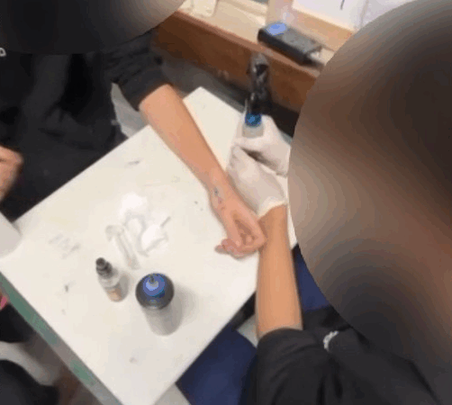 Aluno é flagrado com máquina de tatuagem em sala de aula de colégio cívico-militar em Londrina