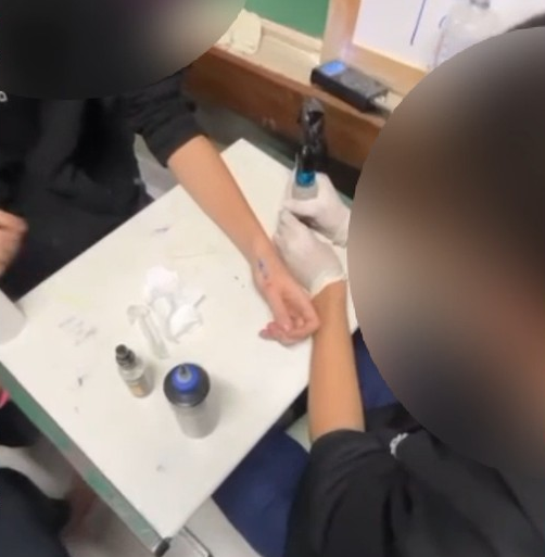 Aluno é flagrado com máquina de tatuagem em sala de aula de colégio cívico-militar em Londrina