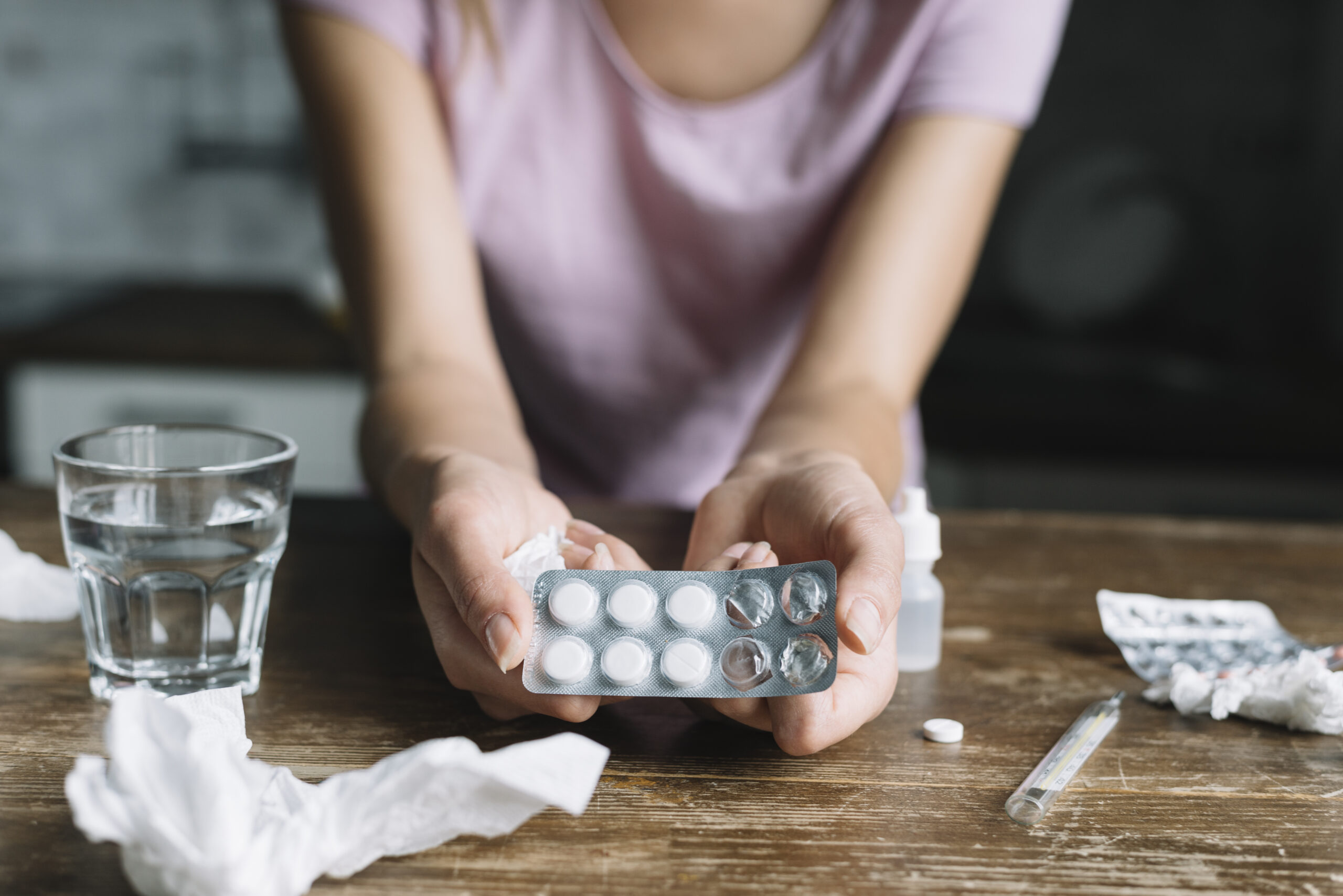 Gripes e resfriados: automedicação pode mascarar sintomas e trazer riscos