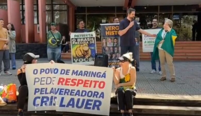 Manifestação com 30 pessoas mostra que Cris Lauer é “vítima” de seus próprios atos