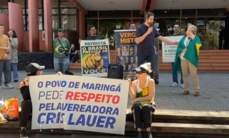 Manifestação com 30 pessoas mostra que Cris Lauer é “vítima” de seus próprios atos