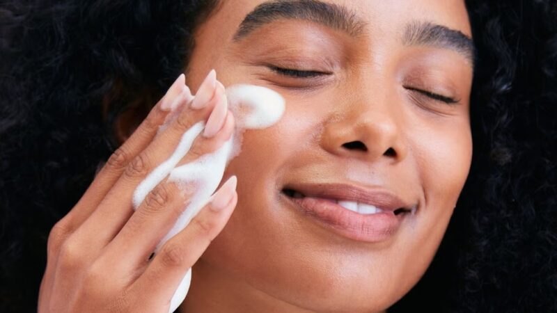 Como preparar a pele para a maquiagem durar em festivais?