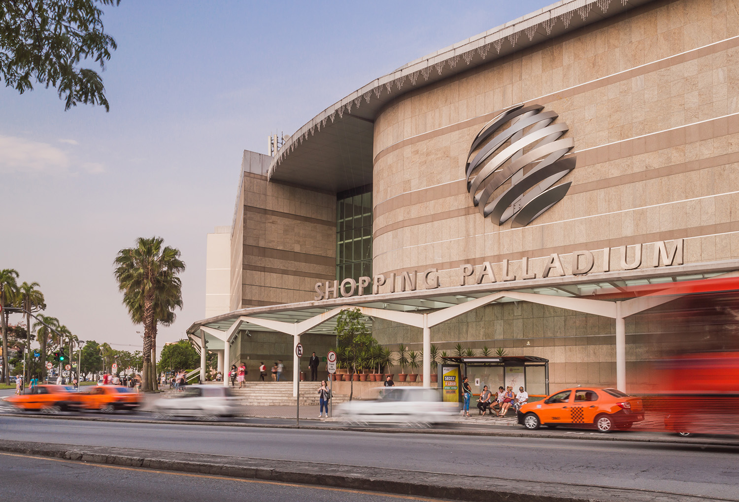 Palladium Curitiba recebe experiência gratuita de beleza da Vult com lançamentos, análise capilar e brindes