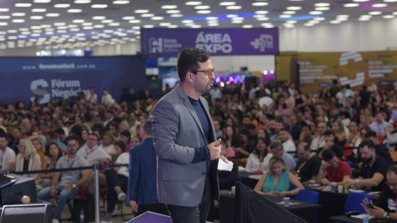 Jean Valério, CEO do Fórum Negócios, autografa na 27ª Bienal