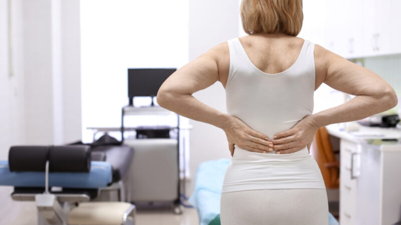 Escoliose degenerativa pode atingir mulheres após menopausa