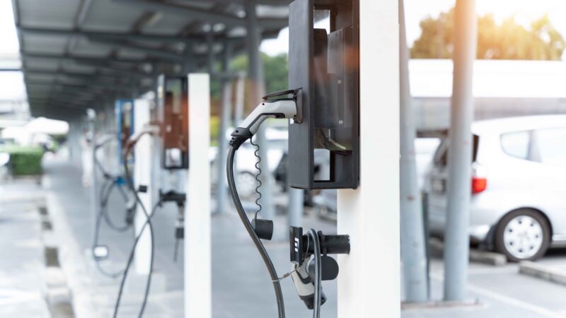 Expansão da rede de eletropostos impulsiona viagens com veículos elétricos no Brasil