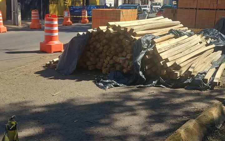 Obra avança sobre a rua e deixa pedestres em situação de risco