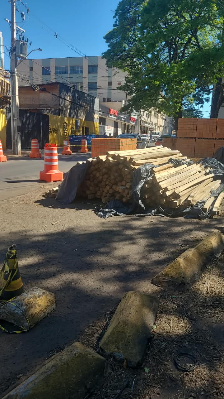 Obra avança sobre a rua e deixa pedestres em situação de risco