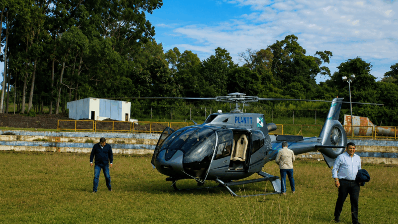 Está difícil decolar: campanha patina e helicóptero que transporta  Sandro Alex faz pouso forçado