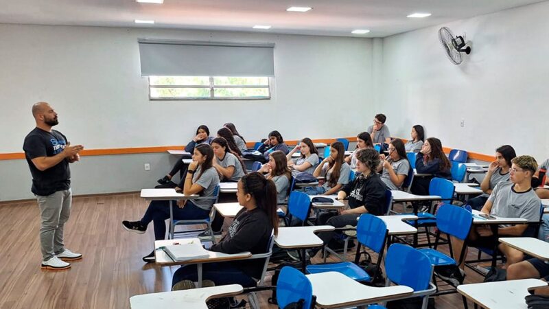 Rede Apogeu conquista primeiro lugar na redação do Enem e prepara alunos do ensino público para exame