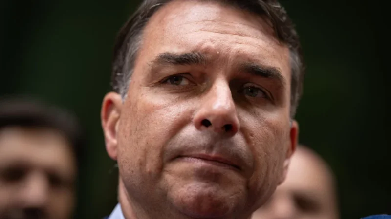 Flávio Bolsonaro chega ao segundo turno na mira de dois inquéritos por suspeitas de lavagem de dinheiro