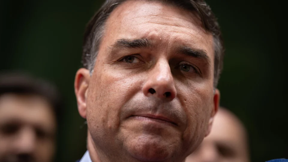 Flávio Bolsonaro chega ao segundo turno na mira de dois inquéritos por suspeitas de lavagem de dinheiro