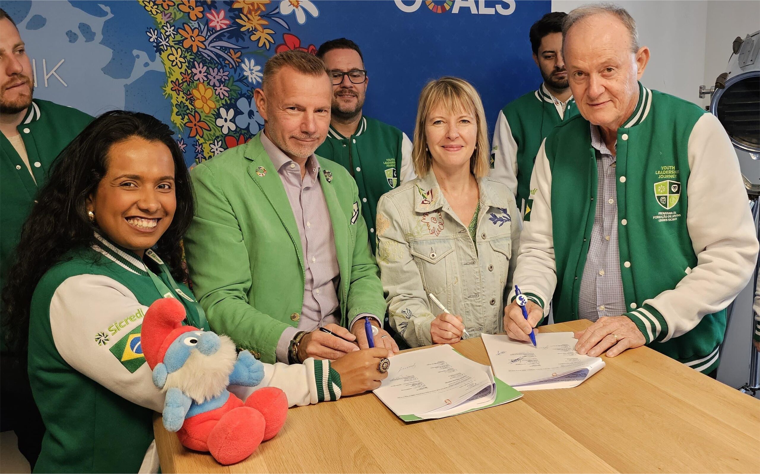 Sustentabilidade: Sicredi e Smurfs renovam parceria até 2027