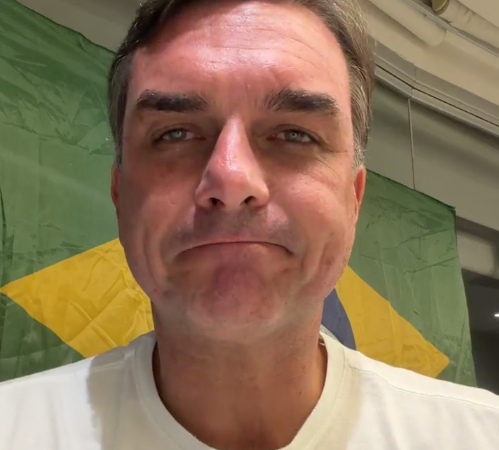 Flávio Bolsonaro reclamava das fronteiras abertas. Agora, pelo visto, descobriu a utilidade delas