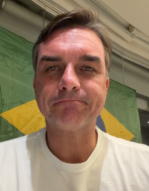 Flávio Bolsonaro reclamava das fronteiras abertas. Agora, pelo visto, descobriu a utilidade delas