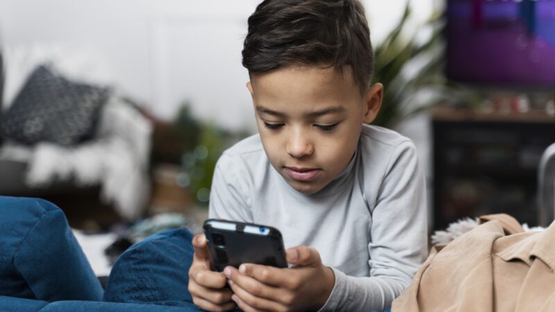 YouTube e TikTok podem causar problemas cognitivos e sociais em crianças: como combater?