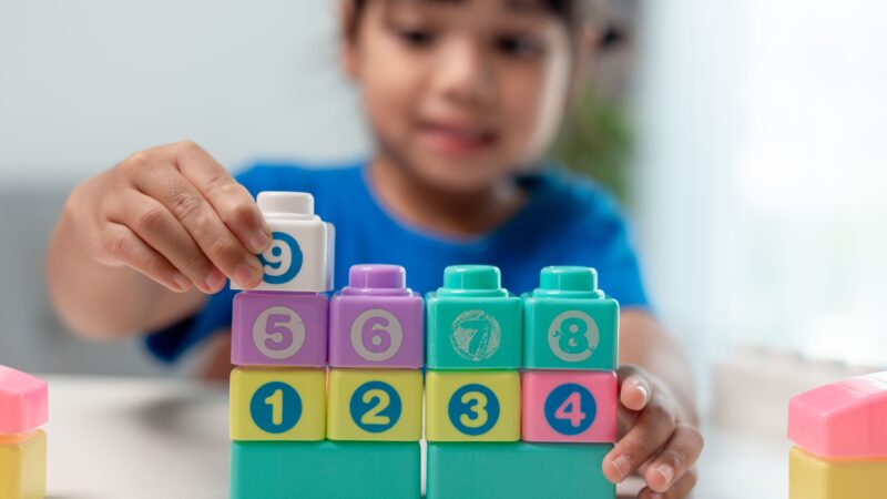 Muito além das letras: alfabetização matemática é determinante para futuro das crianças, apontam estudos