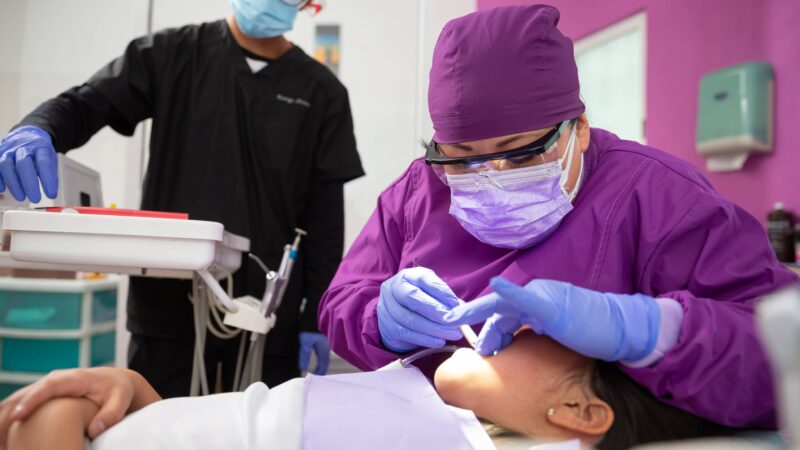 Doenças bucais afetam 3,5 bilhões de pessoas e motivam iniciativas que ampliam acesso a tratamentos odontológicos